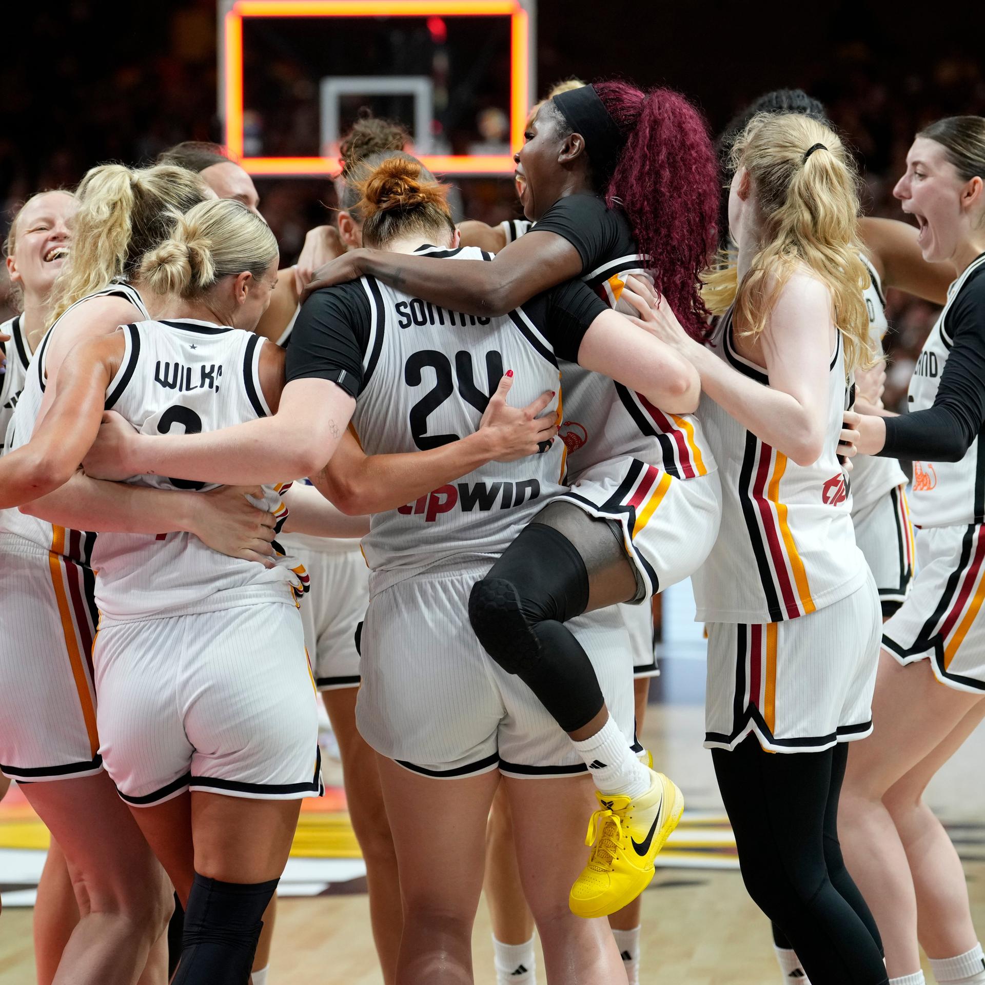 Die deutschen Basketballerinnen jubeln nach dem Sieg gegen Südkorea bei der WM in Berlin.