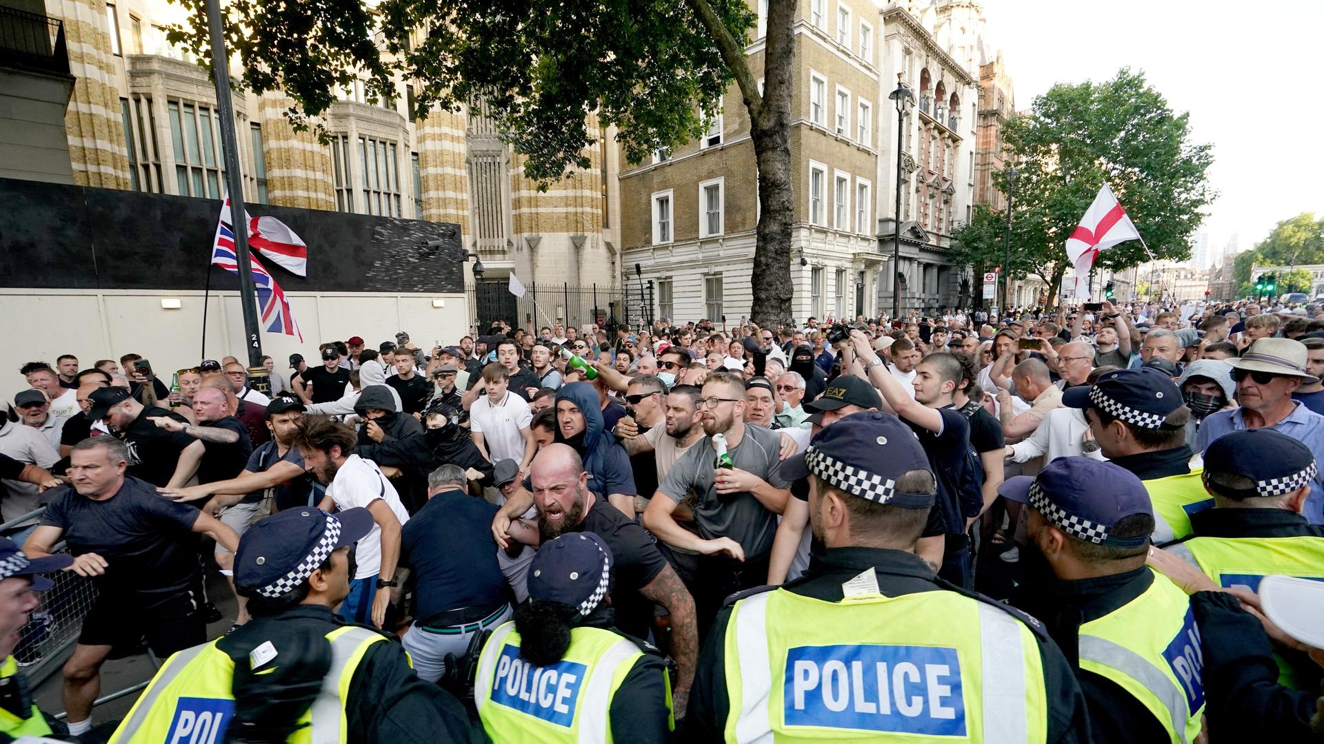 Großbritannien, London: Polizisten stoßen mit Demonstranten während der "Enough is Enough"-Demonstration auf dem Parliament Square zusammen.