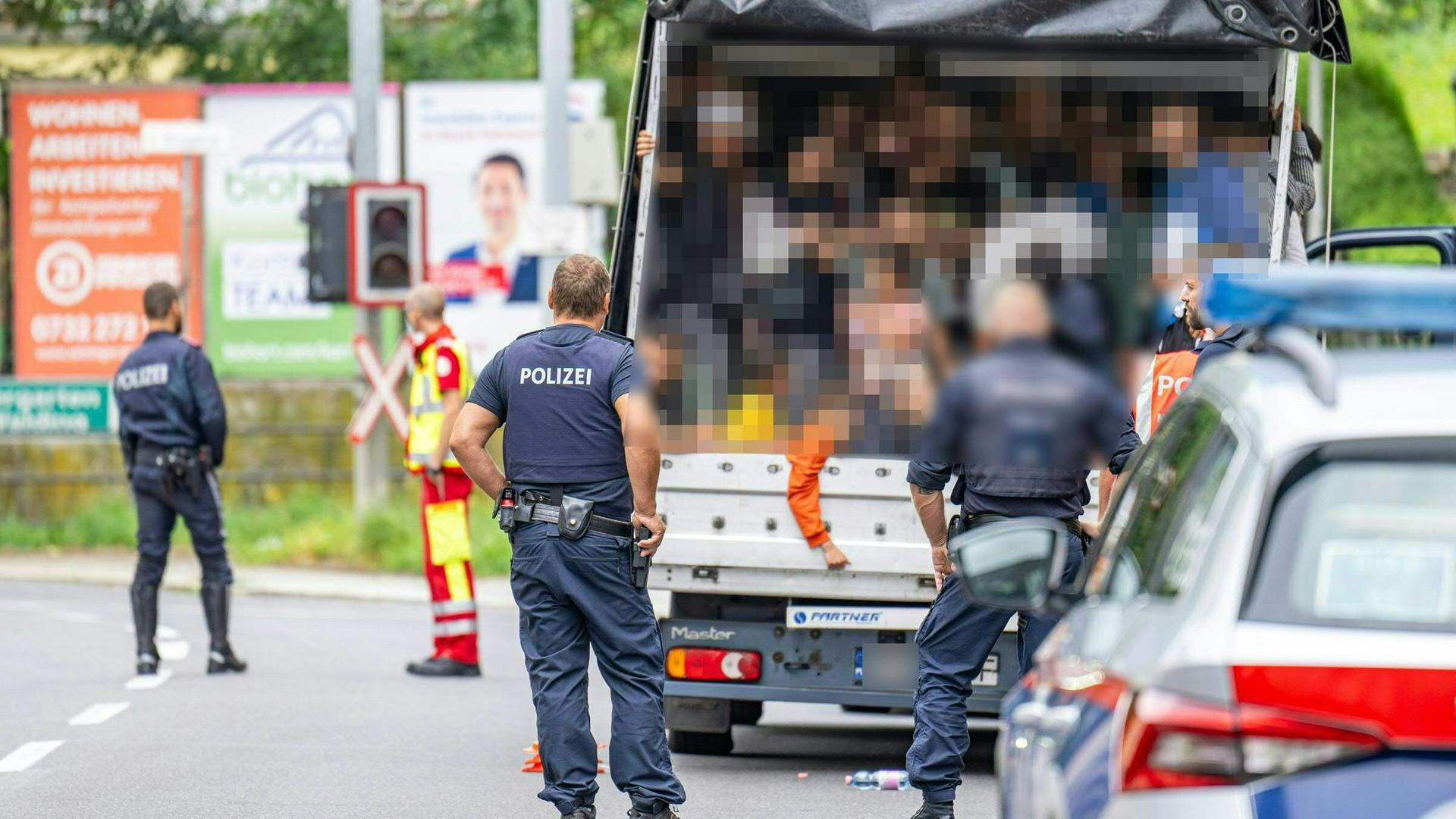 Ein Kleintransporter mit offenbar 53 Personen auf der Ladefläche ist bei einer Verkehrskontrolle der Polizei in Linz in Österreich.