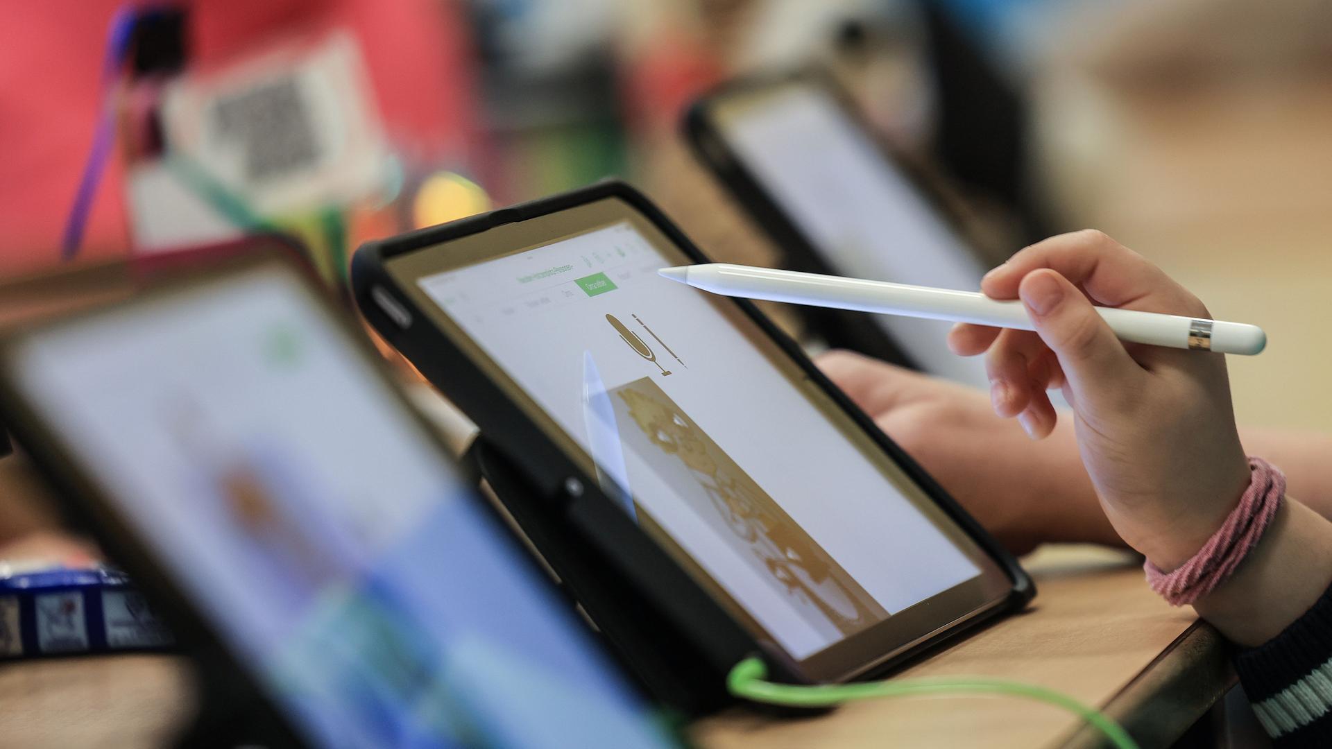 Schüler lernen in einer Klasse in der Grundschule Sandstraße am iPad. 
