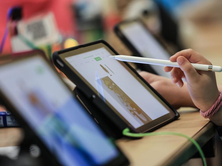 Schüler lernen in einer Klasse in der Grundschule Sandstraße am iPad. 
