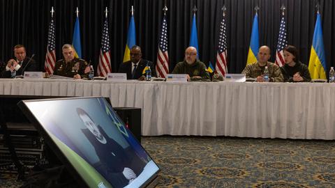 Der ukrainische Präsident Selenskyj spricht per Video über einen Bildschirm zu den Teilnehmern der Konferenz in Ramstein.