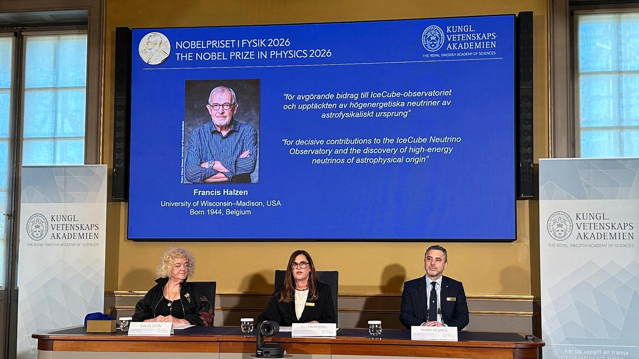 Eva Olsson (vorne, l-r), Ellen Moons und Mark Pearce vom Nobelkomitee sitzen bei der Bekanntgabe des diesjährigen Nobelpreisträgers für Physik, Francis Halzen, der auf einem Display abgebildet ist, in der Königlich-Schwedischen Akademie der Wissenschaften (KVA). 