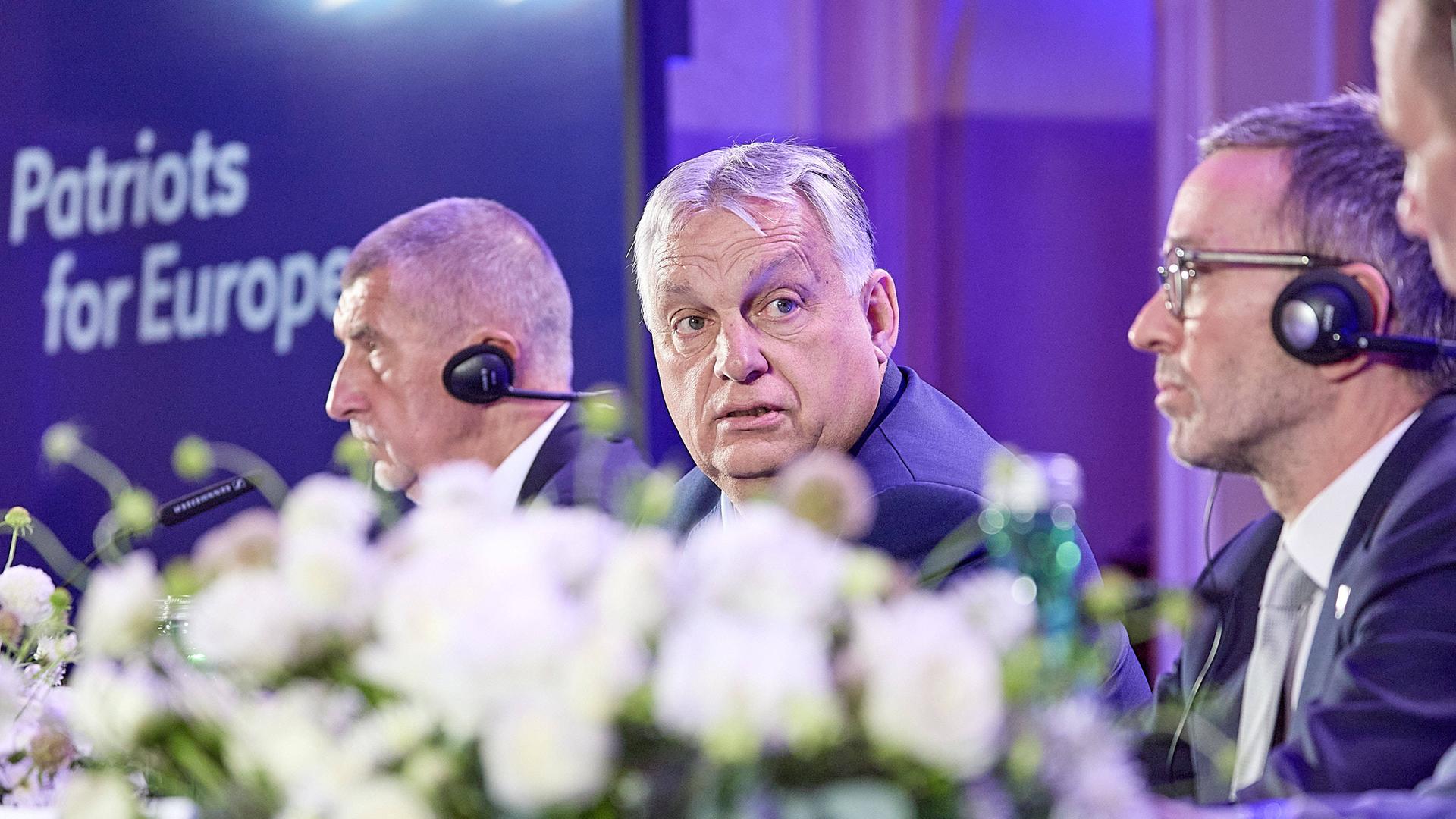 Drei Männe sitzen auf einem Podium. Es sind der ehemalige tschechische Premier Andrej Babis, der ungarische Ministerpräsident Viktor Orbán und der FPÖ-Chef Herbert Kickl. 
