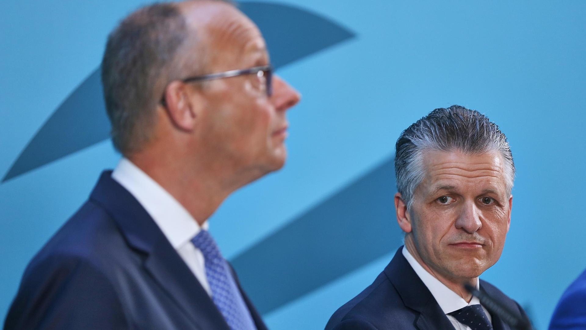 Pressekonferenz nach Sondersitzung der Unionsfraktion: Bundeskanzler Friedrich Merz (CDU) und Thorsten Frei (CDU)