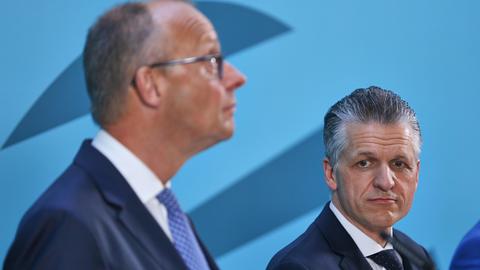 Pressekonferenz nach Sondersitzung der Unionsfraktion: Bundeskanzler Friedrich Merz (CDU) und Thorsten Frei (CDU)