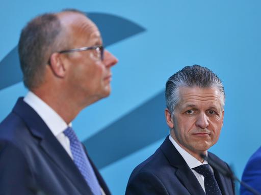 Pressekonferenz nach Sondersitzung der Unionsfraktion: Bundeskanzler Friedrich Merz (CDU) und Thorsten Frei (CDU)