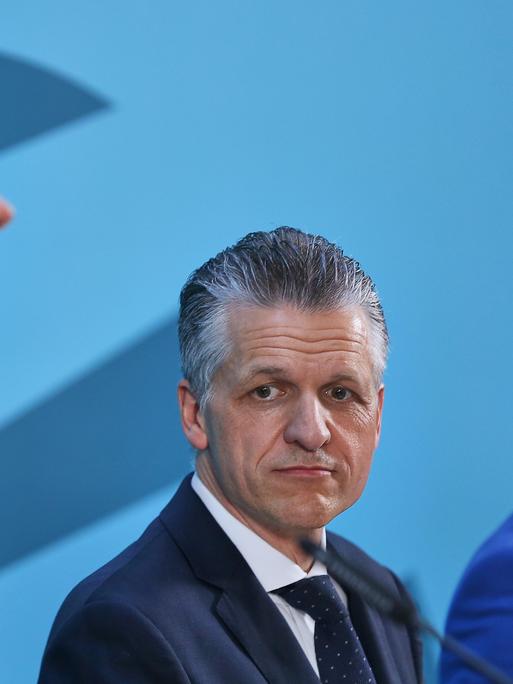 Pressekonferenz nach Sondersitzung der Unionsfraktion: Bundeskanzler Friedrich Merz (CDU) und Thorsten Frei (CDU)
