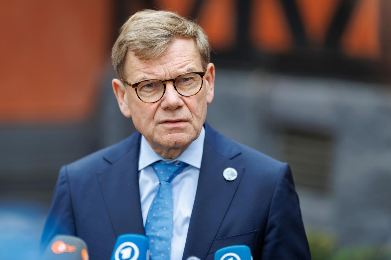 Johann Wadephul spricht bei einem NATO-Außenministertreffen.