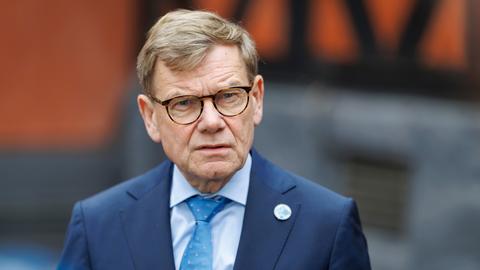 Johann Wadephul spricht beim NATO-Außenministertreffen in Helsingborg in Mikrofone von Fernsehsendern.