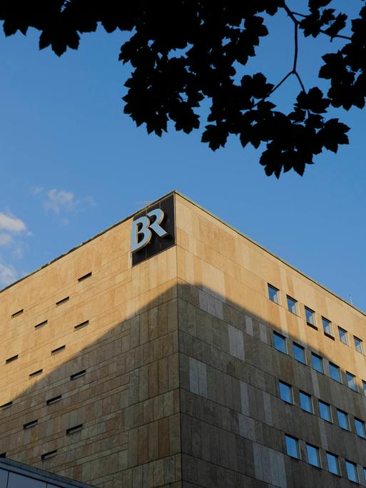 Blick auf einen sachlichen Bau mit wenig Fenstern, auf dem die Buchstaben BR montiert sind.