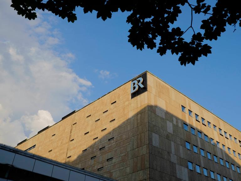 Blick auf einen sachlichen Bau mit wenig Fenstern, auf dem die Buchstaben BR montiert sind.