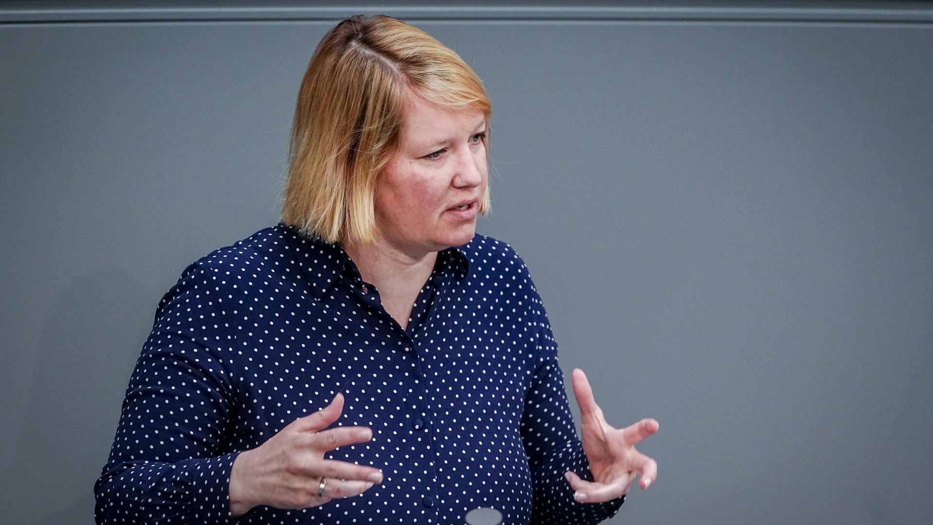 Wiebke Esdar (SPD), stellvertretende SPD-Fraktionsvorsitzende, spricht in der Sitzung des Bundestages. Wiebke Esdar (SPD), stellvertretende SPD-Fraktionsvorsitzende, spricht in der Sitzung des Bundestages.