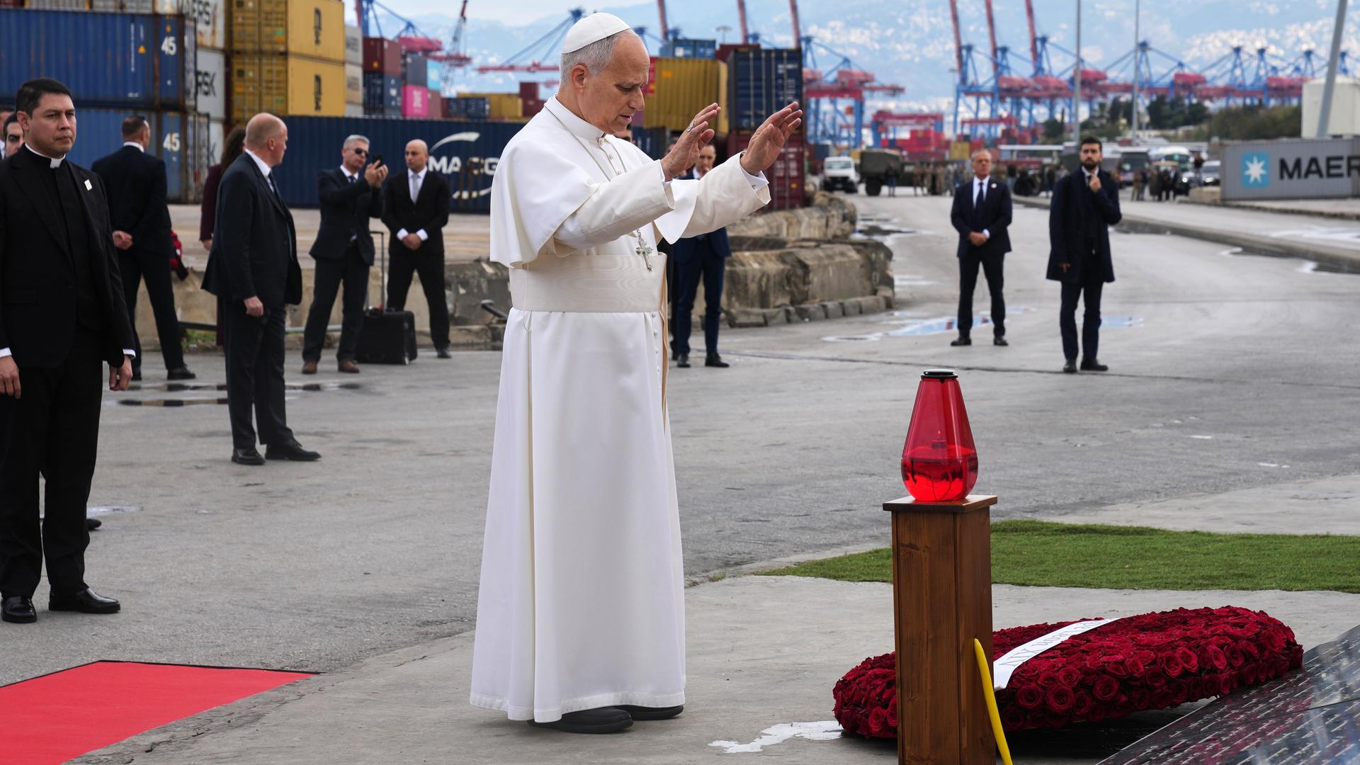 Papst Leo XIV. hält einen Moment des Gebets am Ort der Explosion im Beiruter Hafen 2020.