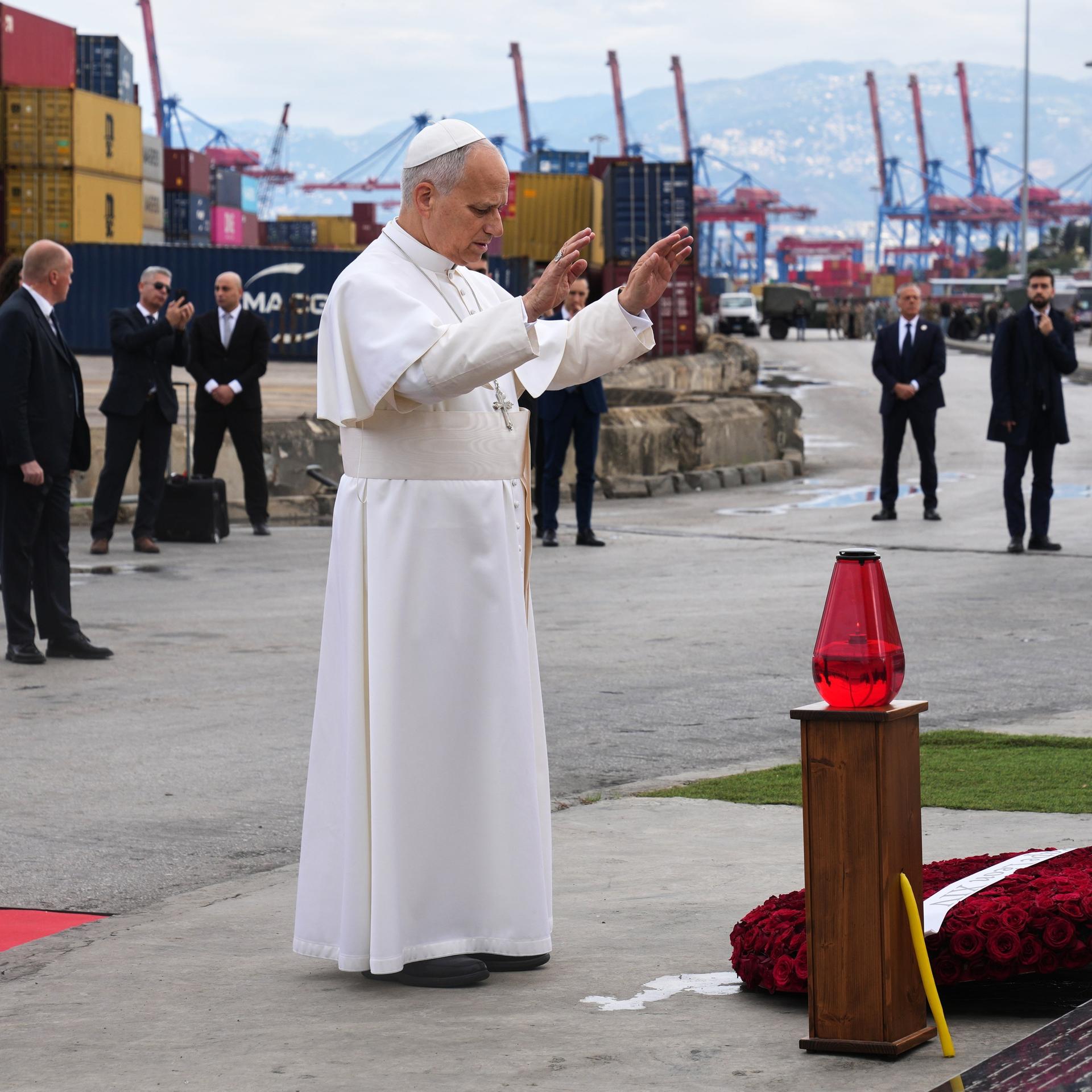 Papst Leo XIV. hält einen Moment des Gebets am Ort der Explosion im Beiruter Hafen 2020.
