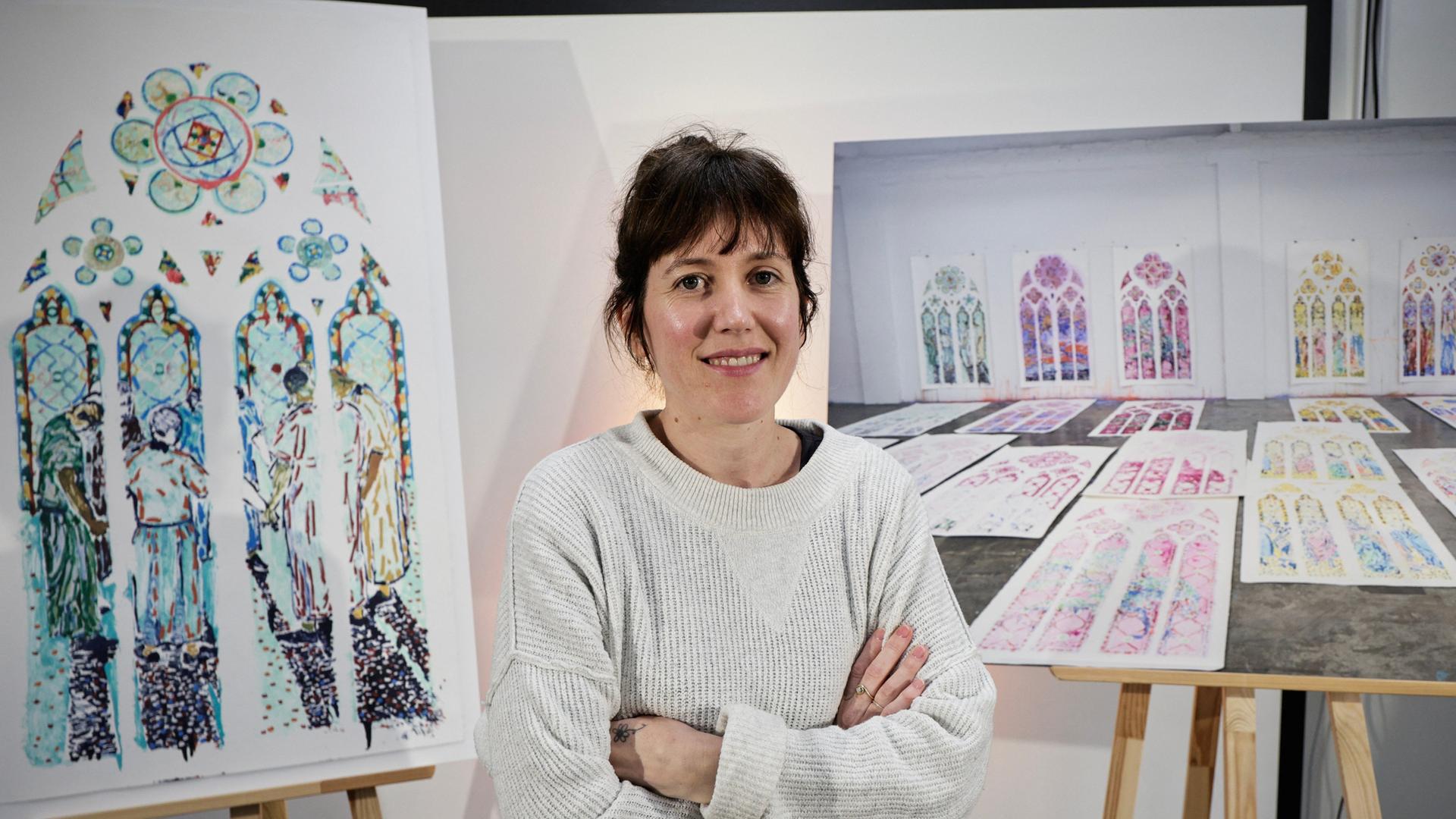 Claire Tabouret vor ihren Entwürfen für sechs neue Fenster in der Kathedrale Notre-Dame in Paris