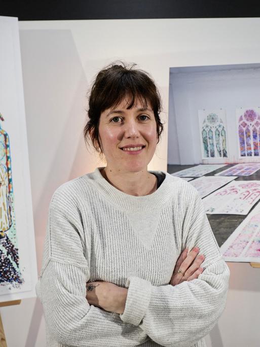Claire Tabouret vor ihren Entwürfen für sechs neue Fenster in der Kathedrale Notre-Dame in Paris