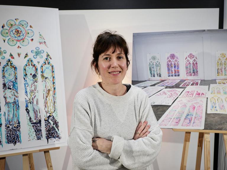 Claire Tabouret vor ihren Entwürfen für sechs neue Fenster in der Kathedrale Notre-Dame in Paris