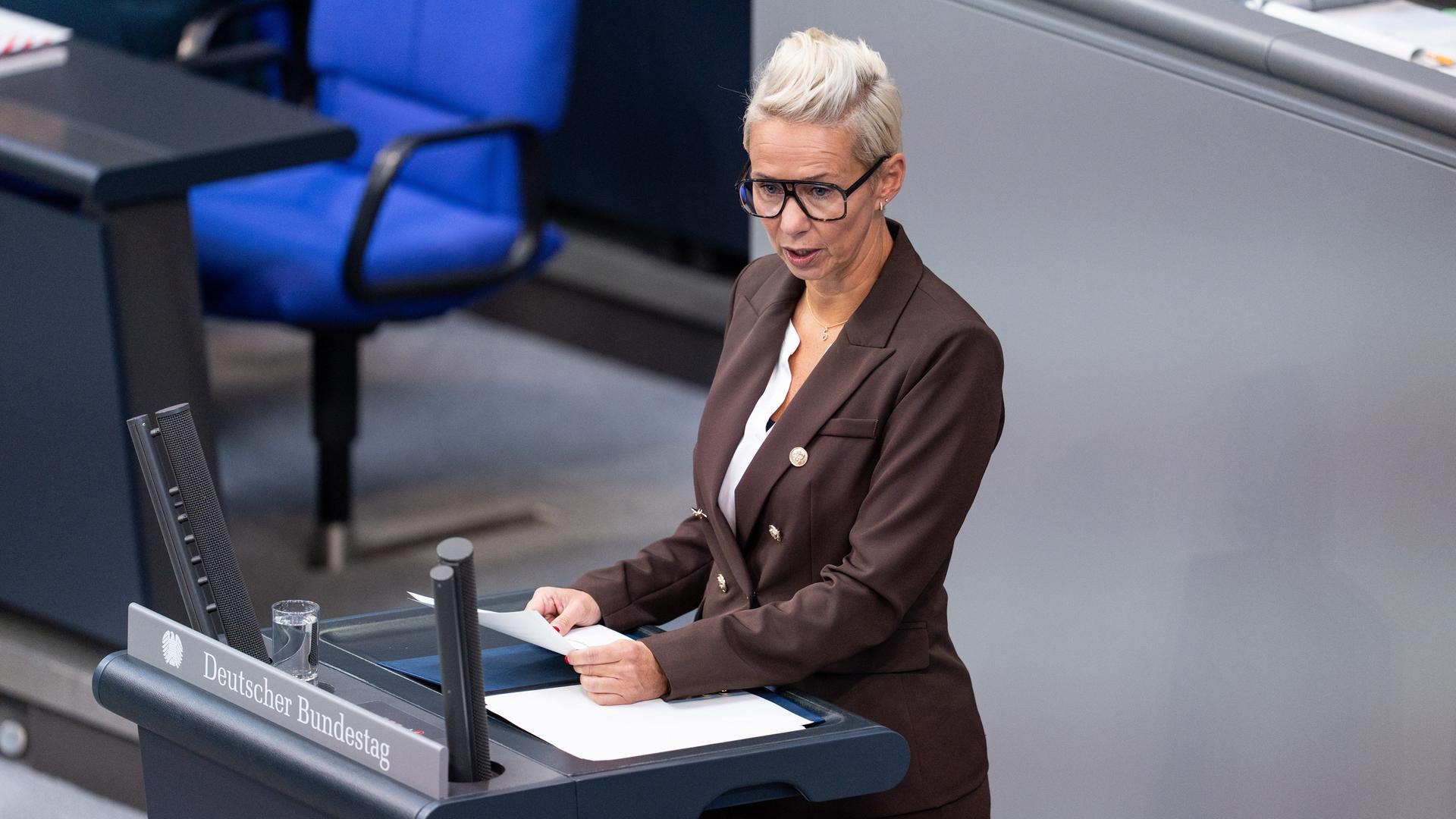 Silvia Breher CDU/CSU, steht am Rednerpult und spricht. Silvia Breher CDU/CSU, steht am Rednerpult und spricht.