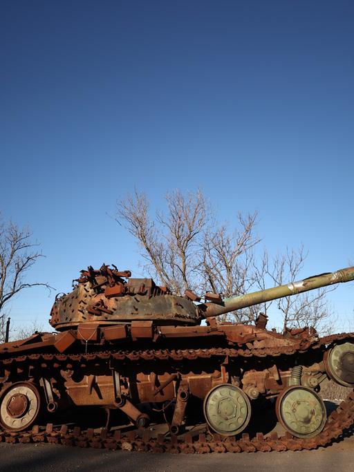 Ein verrosteter Panzer mit Ukraine-Fahne