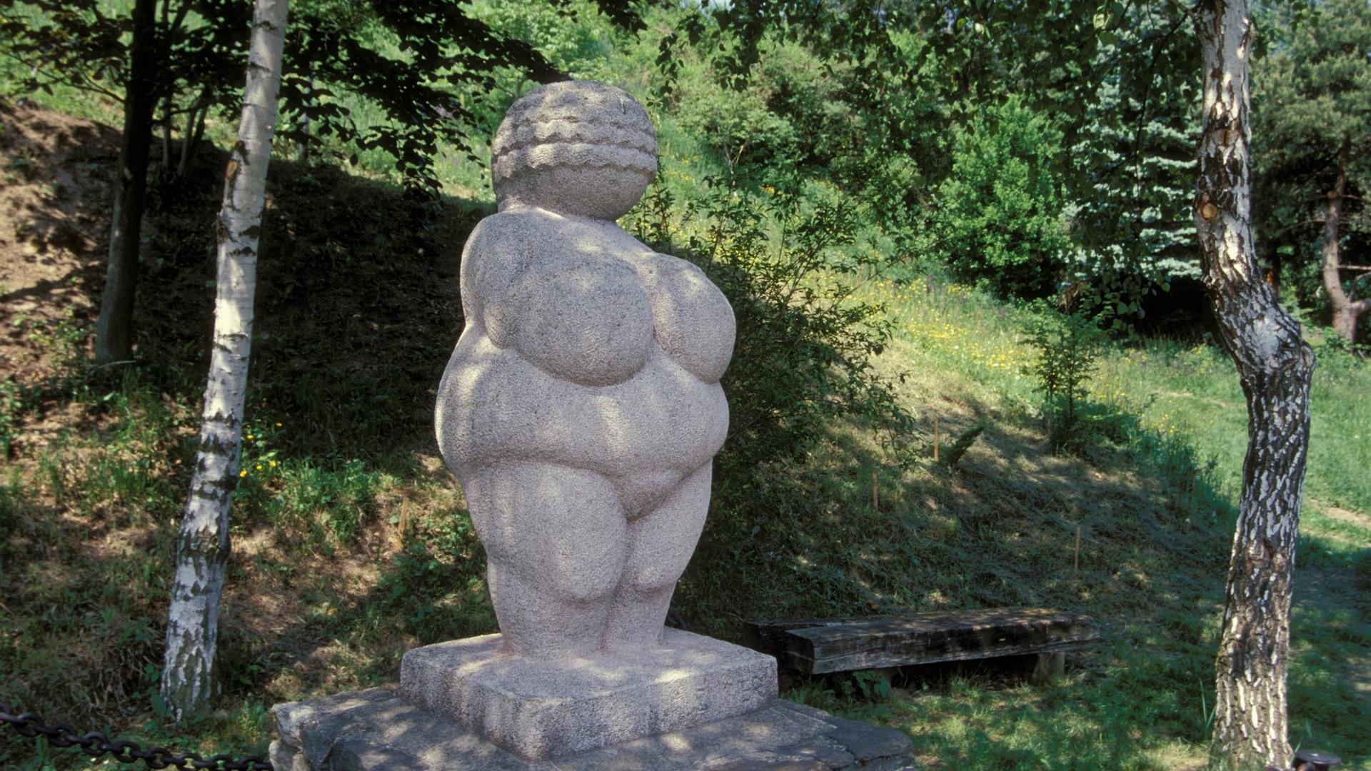 Wir sehen eine Statue, die von großen Rundungen geprägt ist. 