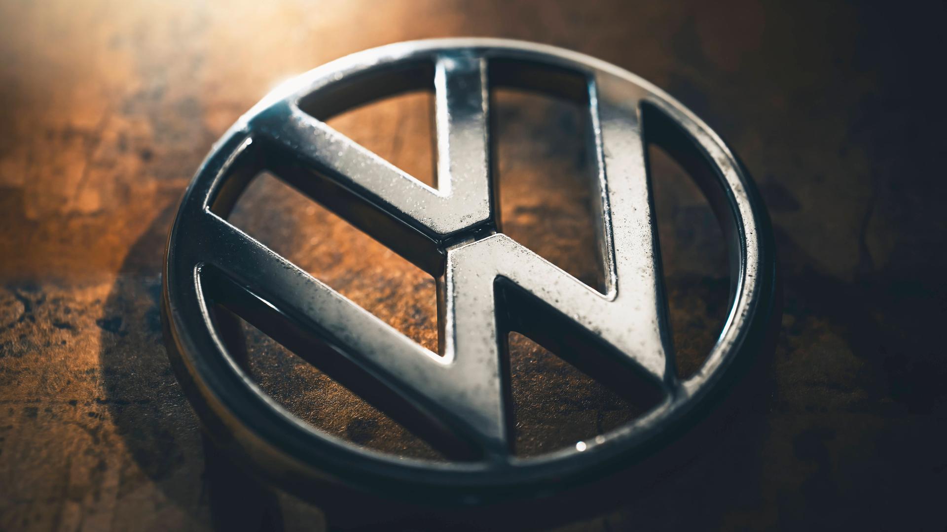 Das VW-Logo im Schatten, Symbolfoto für VW-Krise