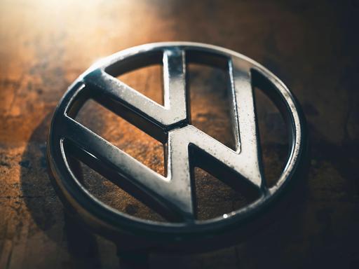 Das VW-Logo im Schatten, Symbolfoto für VW-Krise