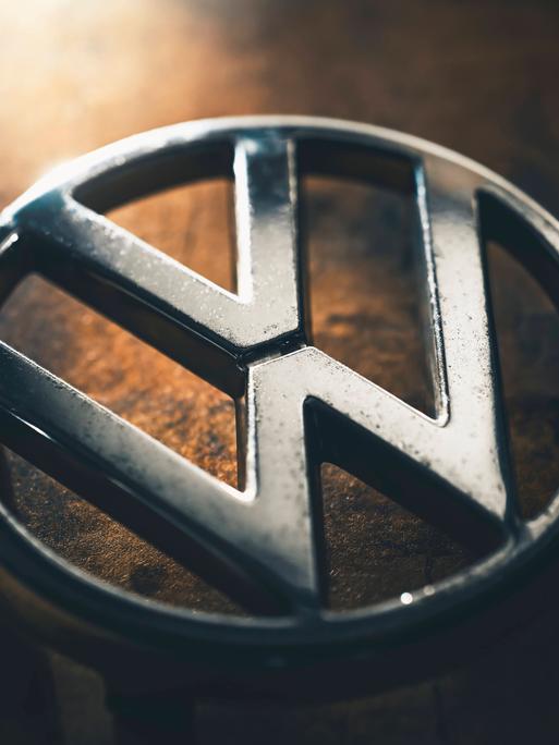 Das VW-Logo im Schatten, Symbolfoto für VW-Krise