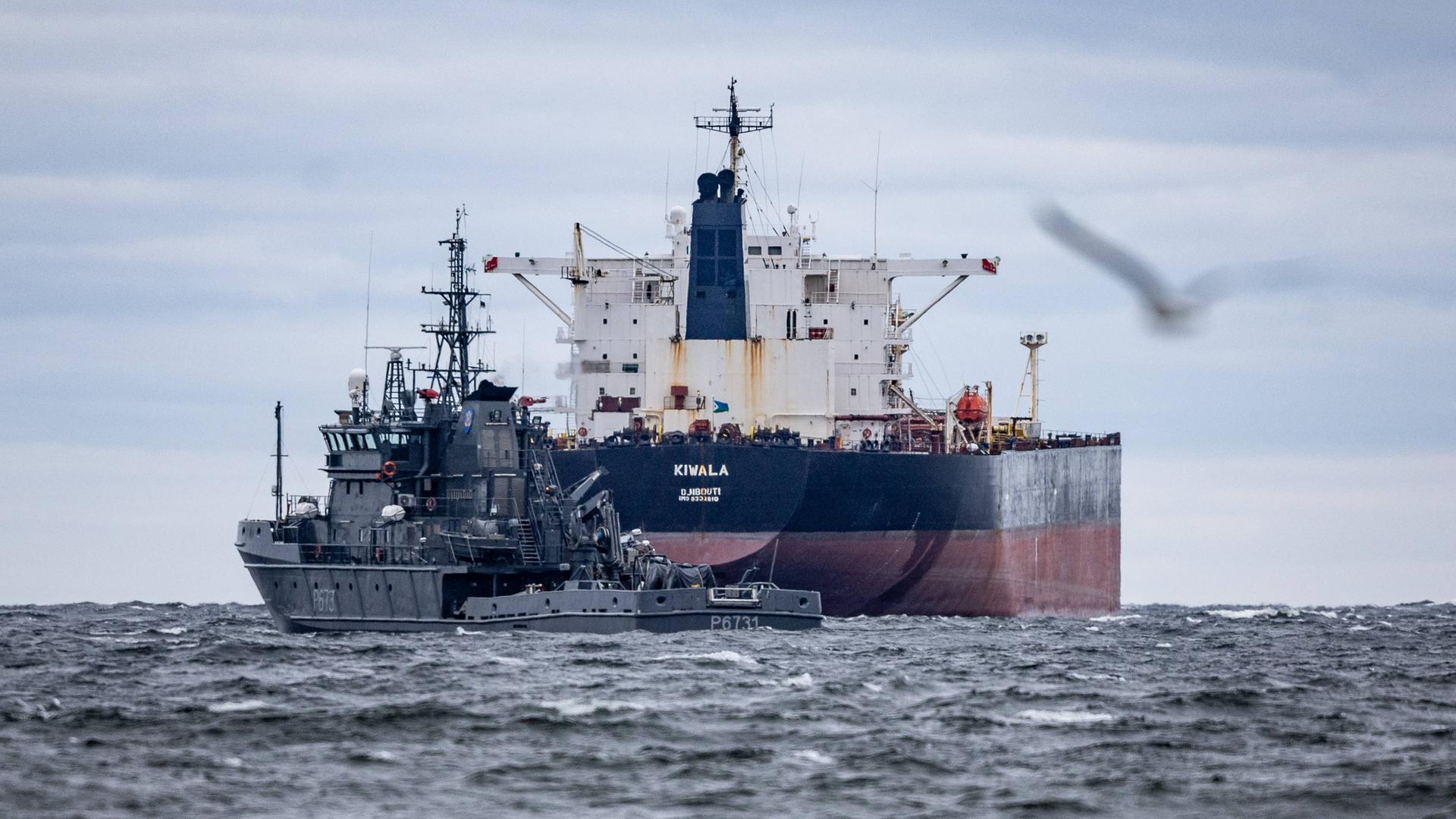 Ein Schiff der estnischen Marine und ein Tankschiff der russischen Schattenflotte