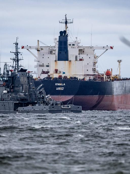 Ein Schiff der estnischen Marine und ein Tankschiff der russischen Schattenflotte