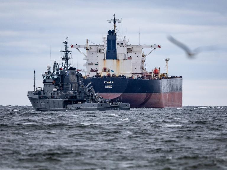 Ein Schiff der estnischen Marine und ein Tankschiff der russischen Schattenflotte