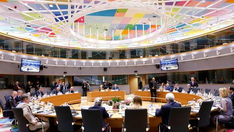 Die Staats- und Regierungschefs der Europäischen Union nehmen an einem runden Tisch während eines EU-Gipfels teil. 