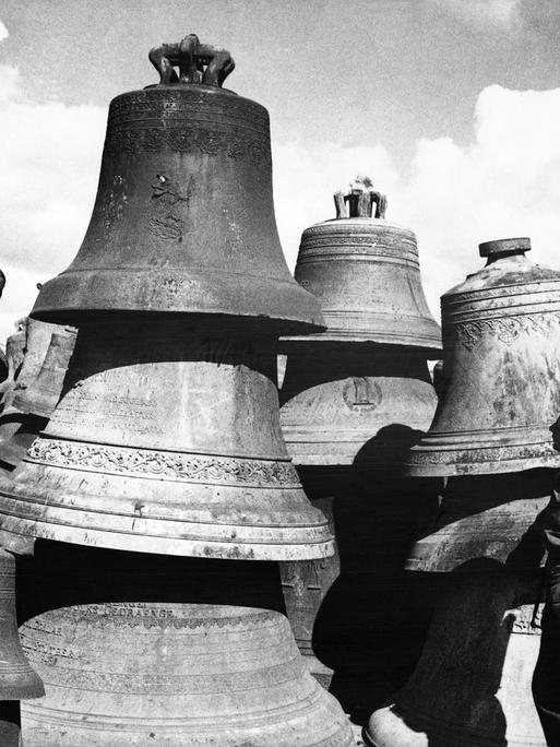 Ein britischer Soldat betrachtet Glocken ohne weitere Angaben um 1947/1948 