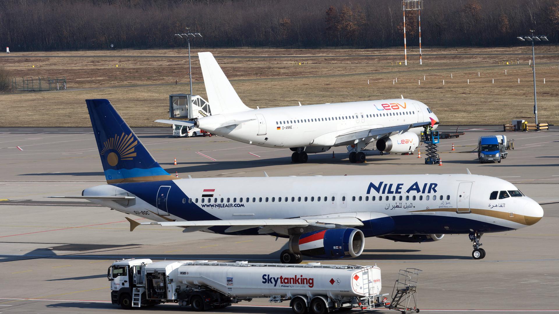 Tankwagen vor Flugzeugen auf dem Rollfeld