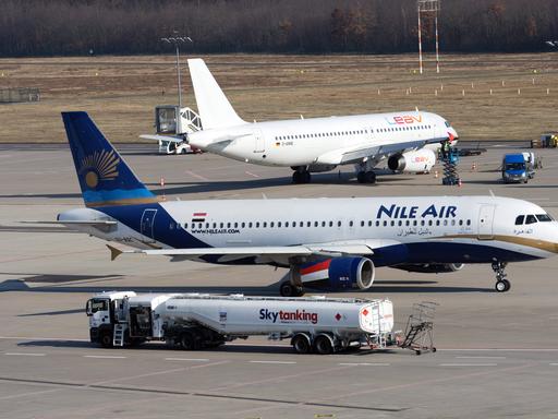 Tankwagen vor Flugzeugen auf dem Rollfeld
