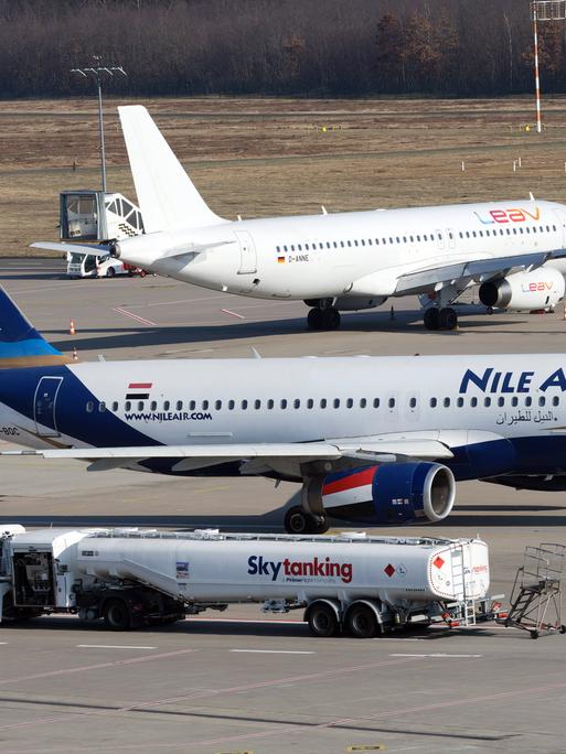 Tankwagen vor Flugzeugen auf dem Rollfeld