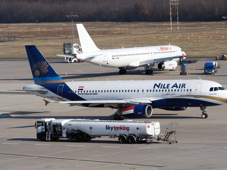 Tankwagen vor Flugzeugen auf dem Rollfeld