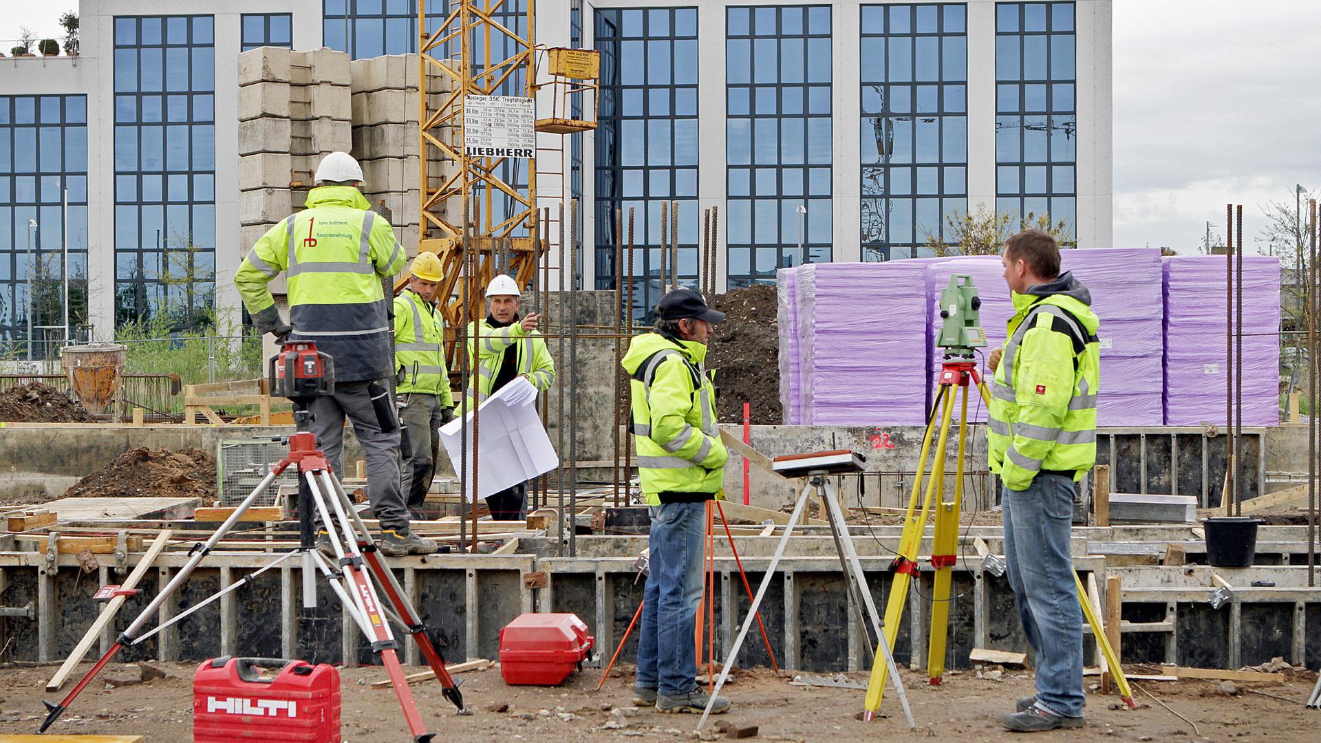 Bauarbeiter arbeiten auf einer Baustelle in Monheim.