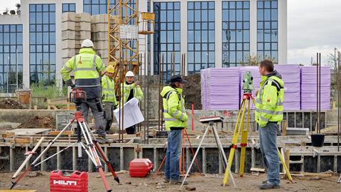 Bauarbeiter arbeiten auf einer Baustelle in Monheim.