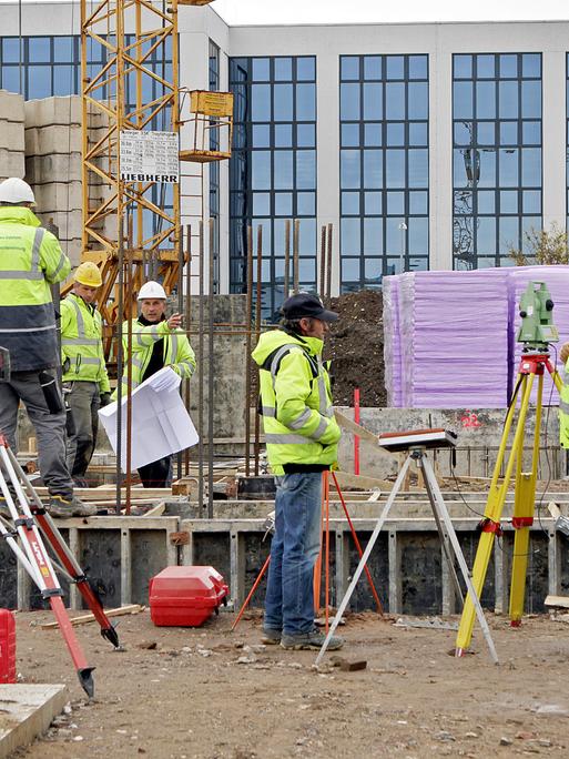 Bauarbeiter arbeiten auf einer Baustelle in Monheim.