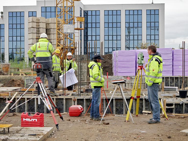 Bauarbeiter arbeiten auf einer Baustelle in Monheim.