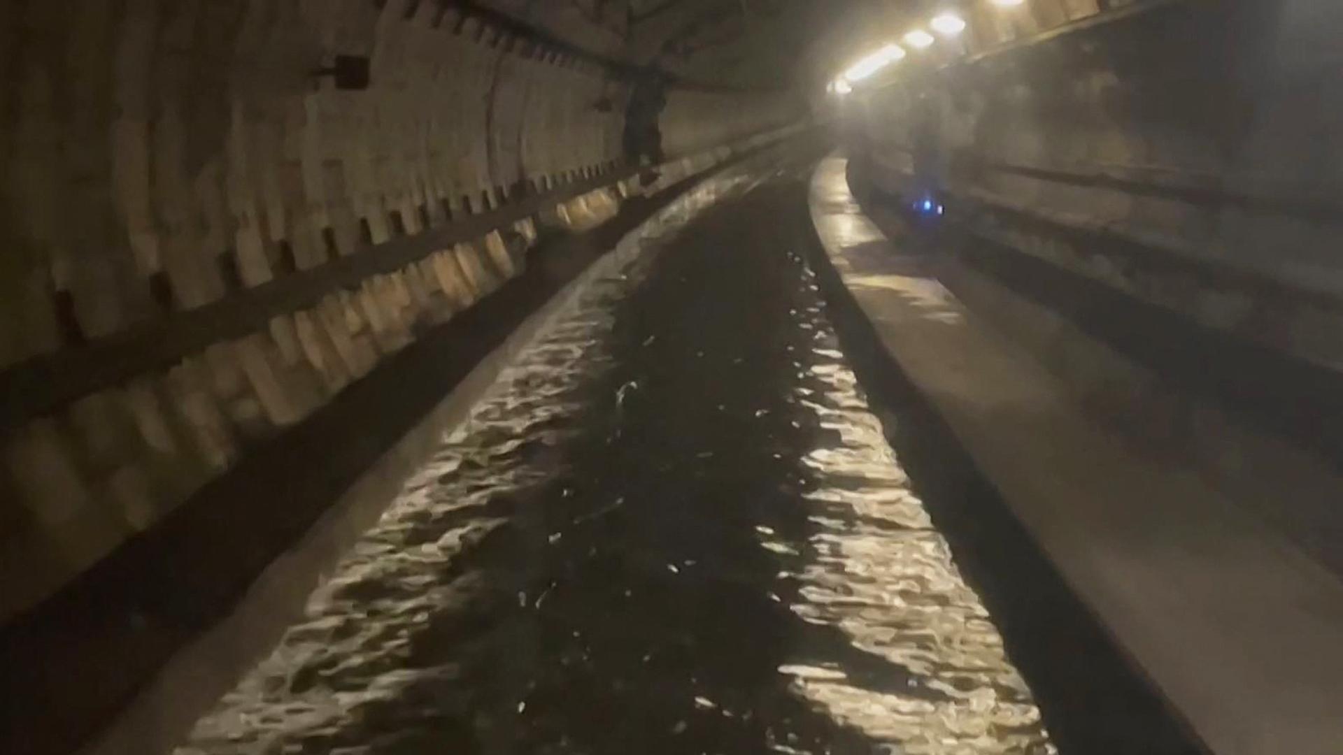 Ein Bildausschnitt aus einem Video zeigt Überflutungen in einem von Eurostar-Zügen genutzten Tunnel.