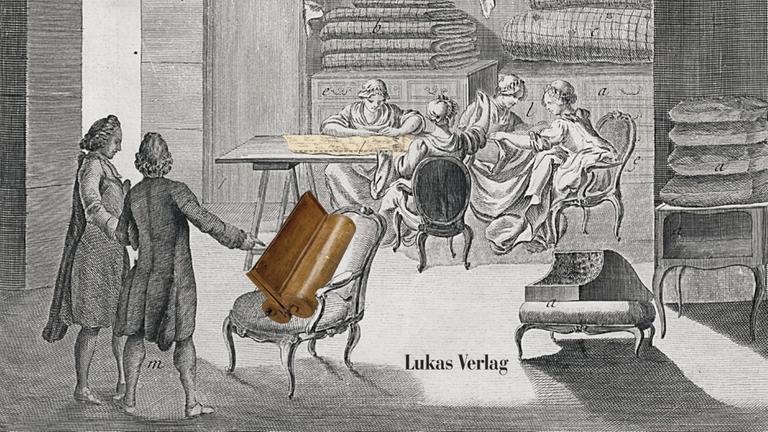 Der Stich auf dem Buchcover des Buches ""Die Chronologiemaschine" zeigt die Apparatur des Arztes und Universalgelehrten Jacques Barbeu-Dubourg (1709–1779). Mittels Chronologiemaschine ließen sich drei dutzend Kupferdrucke in ein horizontales Bildpanorama übersetzen. 