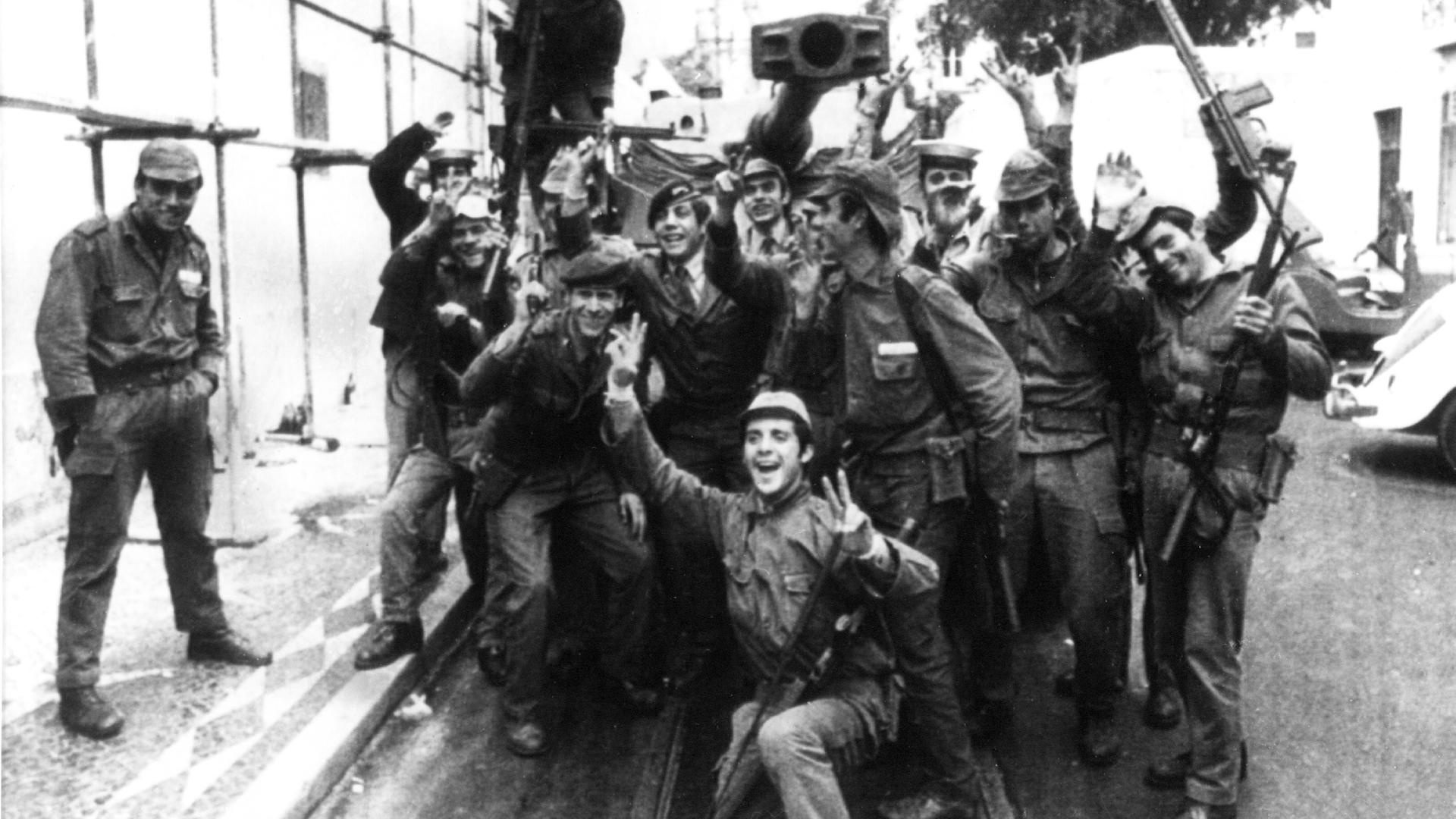 Eine Gruppe Soldaten jubelt 1974 in Lissabon über den gelungenen Militärputsch, bei dem das diktatorische Regime Caetano gestürzt wurde. Portugals Befreiung von der Diktatur ging als "Nelkenrevolution" in die Geschichtsbücher ein.