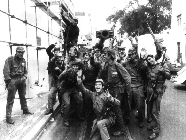Eine Gruppe Soldaten jubelt 1974 in Lissabon über den gelungenen Militärputsch, bei dem das diktatorische Regime Caetano gestürzt wurde. Portugals Befreiung von der Diktatur ging als "Nelkenrevolution" in die Geschichtsbücher ein.