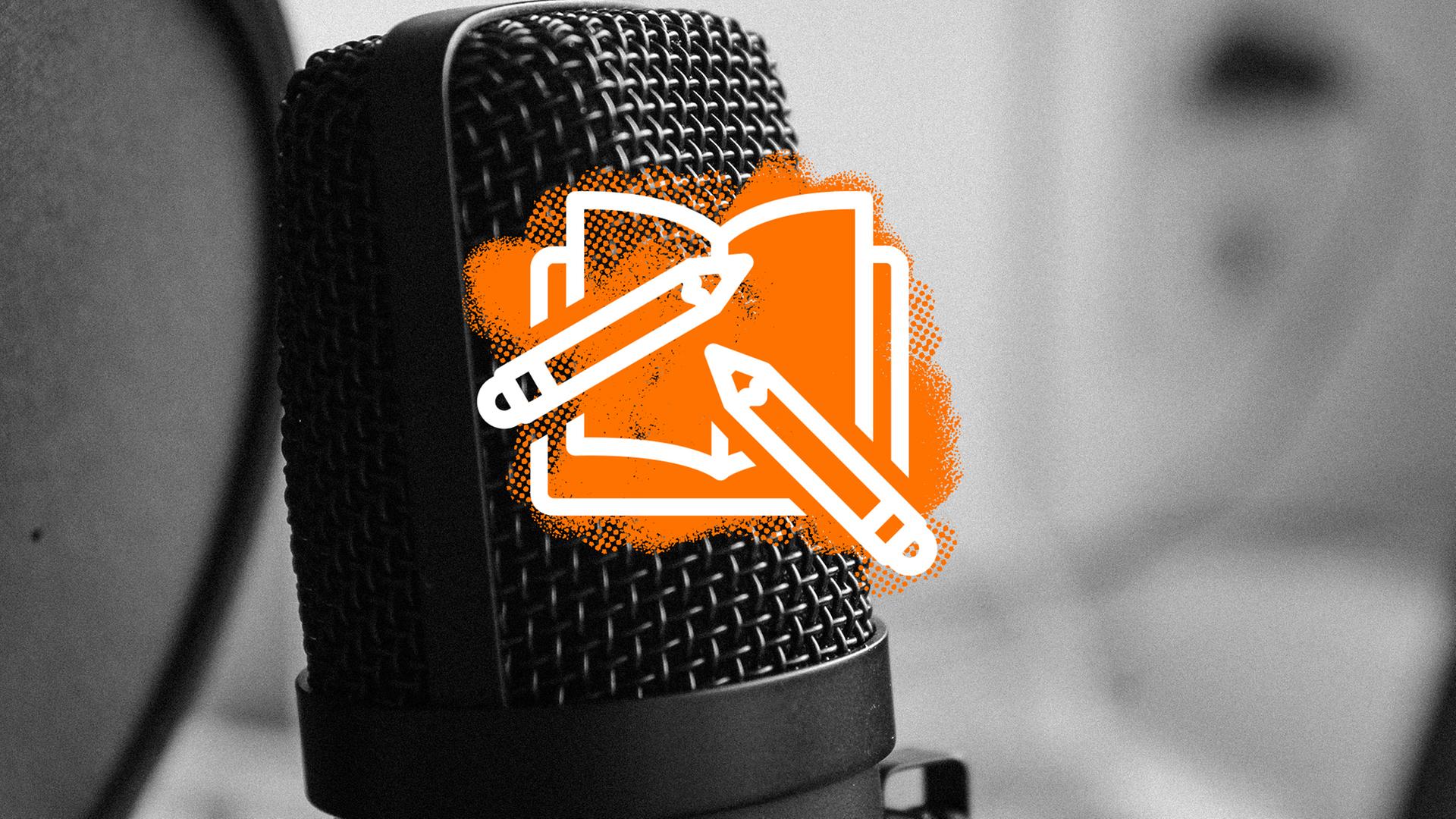Ein Mikrofon mit einer orangenen Collage 