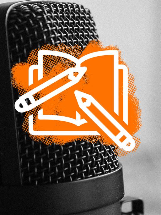 Ein Mikrofon mit einer orangenen Collage 