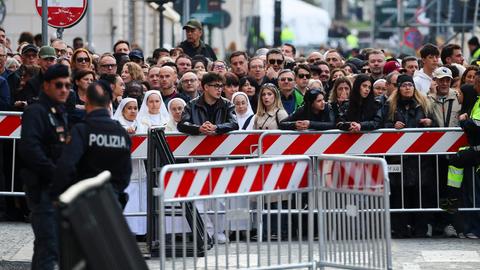 Menschen warten an Absperrungen auf Einlass in den Petersdom, wo der verstorbene Papst Franziskus aufgebahrt ist.