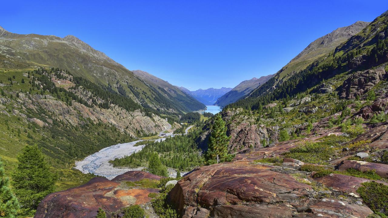 Wandergebiet oberhalb des Faggenbachs im Kaunertal, im Hintergrund der Kaunertaler Stausee, im Gebiet des Gepatschgletschers in den Ötztaler Alpen, Tirol, Österreich
