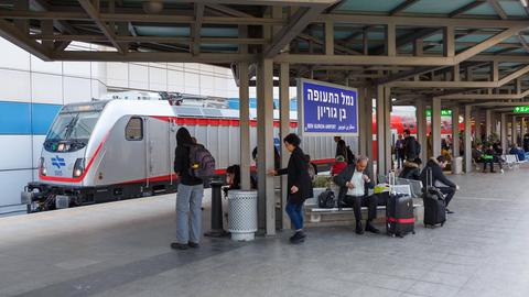 Regionalbahn im Bahnhof des Flughafen Tel Aviv Ben Gurion Airport (TLV) in Israel. 